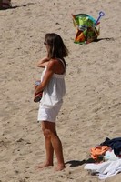 femme en blanc debout sur la plage