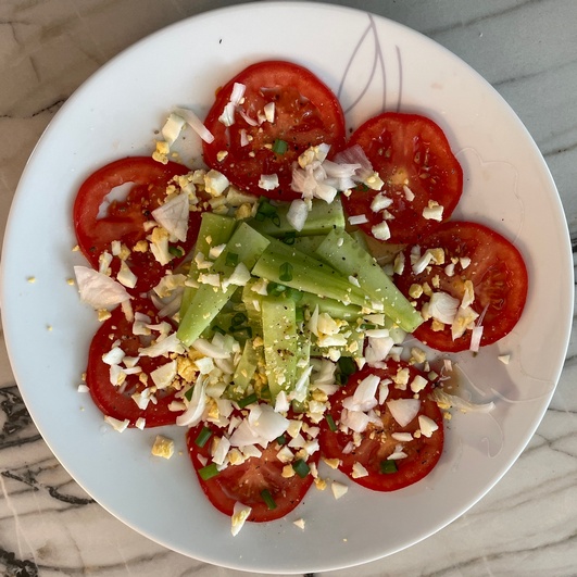 Couronne de tomates grappe et bâtonnets de concombre